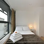 Modern & Peaceful Flat 2 Mins To Tube
