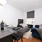 Stylish!! Spacious 2 & 3 Deluxe Apartments Near Victoria Station