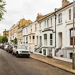 Chic Wandsworth Home With Patio By Underthedoormat