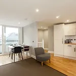 Trendy 2 Bedroom apartment in vibrant Shoreditch, central London zone 1 free WiFi - sleeps 4+2
