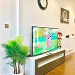 London Excel 2 Bedrooms River View Apartment