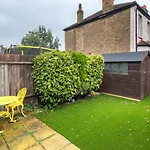 Stunning Flat With Garden In West London