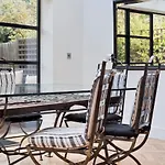 Bright & Spacious 5 Bed House In Charming Putney