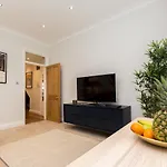 Caledonian Bright One-Bedroom Apartment With Private Decked Garden