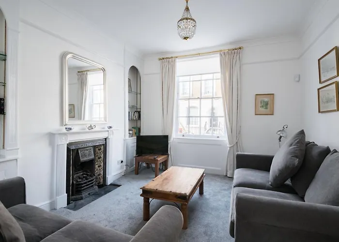 Stylish Sloane Square Home Close To Victoria By Underthedoormat