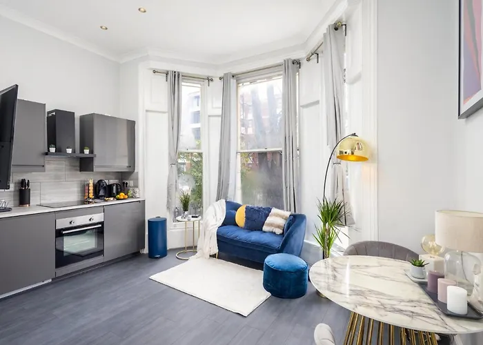 Kensington Modern Apartment