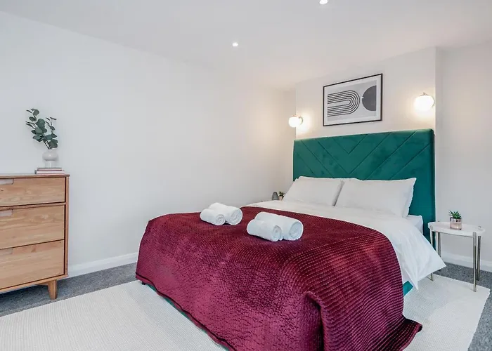 Stunning 2 Bedroom Duplex Apt In Center Of Camden!