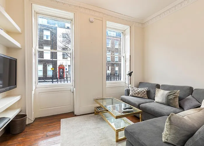 Altido Homely 2-Bed Flat With Courtyard