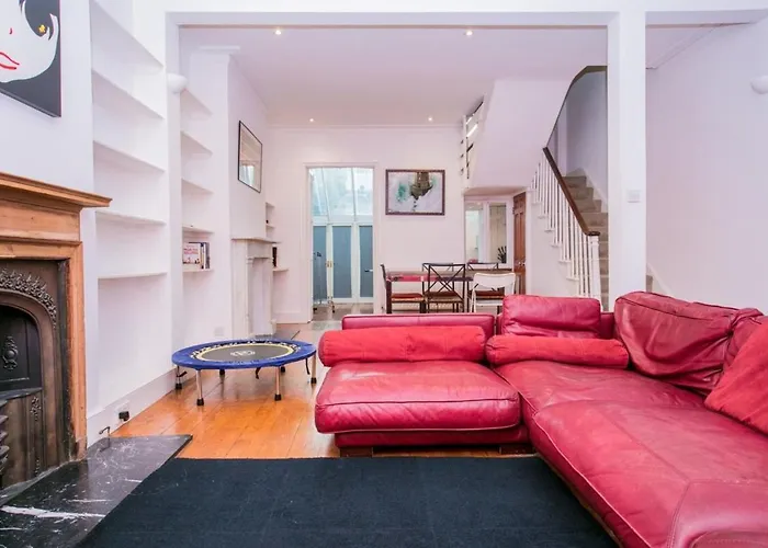 Elegant Victorian 3-Bed Home Near Hammersmith