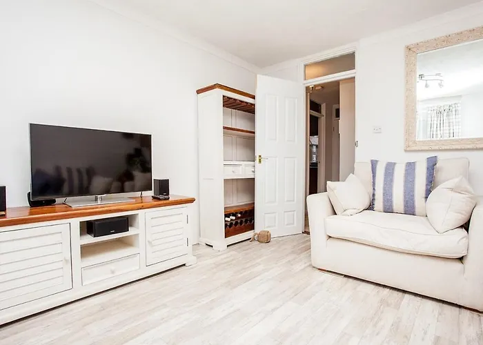 Modern And Spacious Central 1 Bedroom Apartment With Balcony