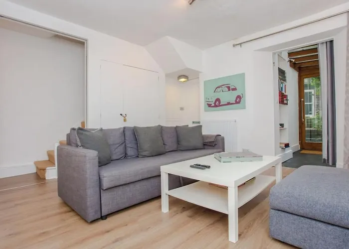 Spacious 2 Bedroom Flat For 6 - 10 Mins From Central