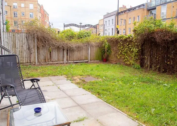 Shoreditch/Hoxton 3 Bed Garden Flat; Free Parking