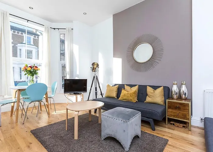Stylish 2 Bed Apartment-Zone 2 - 10 Minutes To The Heart Of London- Sleeps Up 8