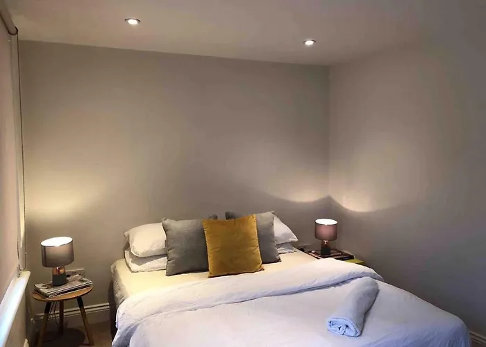 Central London Charming Camden Split Level Home