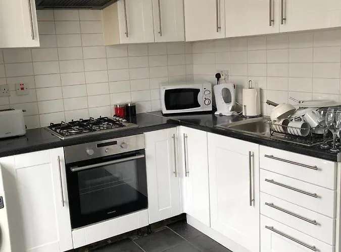 Pleasant Two Bed-Room Flat Near Portobello Market
