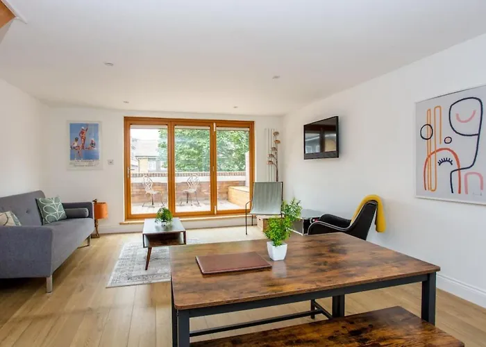 Spacious 3 Bedroom Apartment With Large Balcony