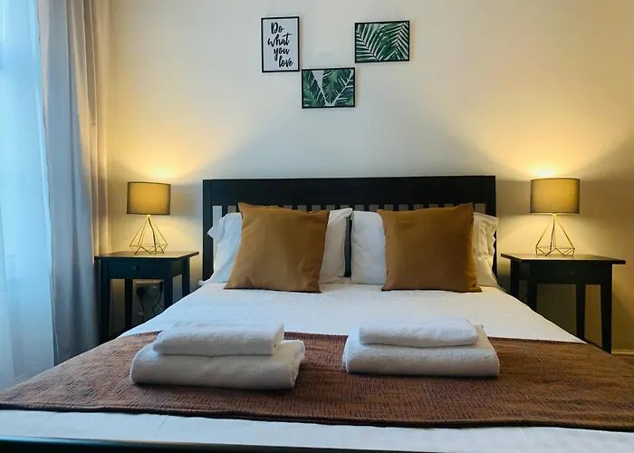 Unique 2 Bedroom Apartment In London/ Excel / Olympic City Close To Central Line Tube Station With Gated Parking Space