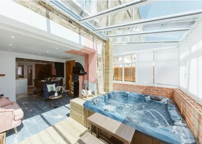 Jacuzzi-Cinema-Tower Bridge