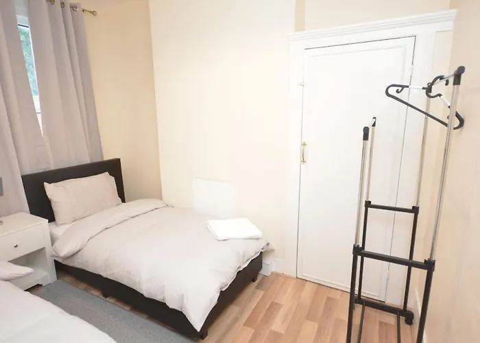 Cheerful 4 bedroom House in greater London