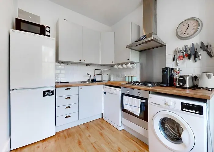 Superb 2 Bed Flat Next To Clapham South Station