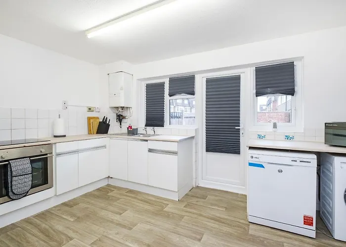 Spacious 3 Bed 1 Bath Hse W Guest Toilet W Parking Near Excel - E16