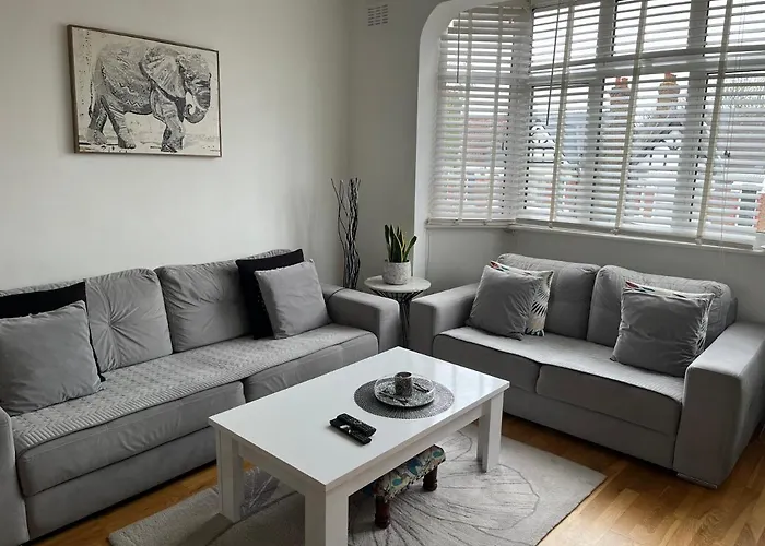 Lovely 2-bedroom apartment in Zone 2 London