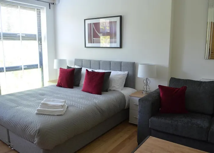 Executive Bright And Airy Studio Apartment In Sydenham