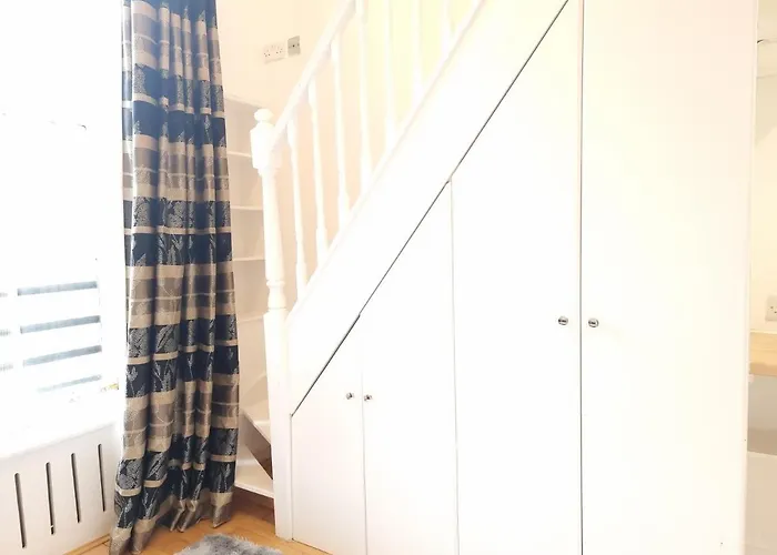 F8-Mezzanine 1st Floor Flat Fits 3 Near Paddington