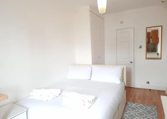 F20- 4Th Floor Studio Fits 2 Near Paddington