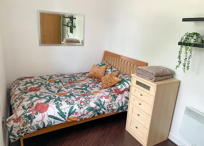 Room In Stratford With Private Bathroom And Parking