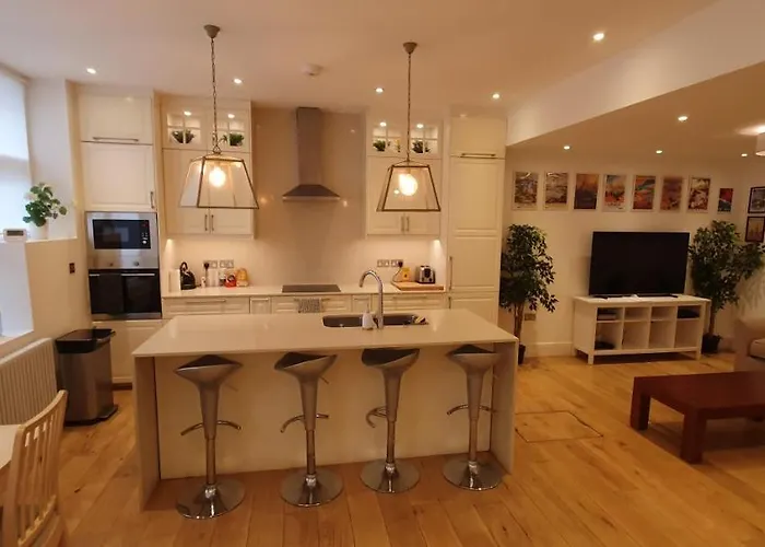 Luxury 2 Bed/Bath Apartment Next To Hyde Park