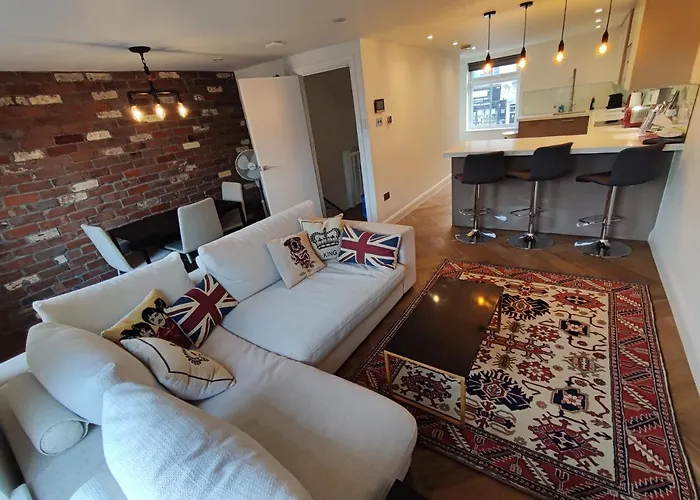 Modern 2 Bedroom Flat With Private Outdoor Terrace