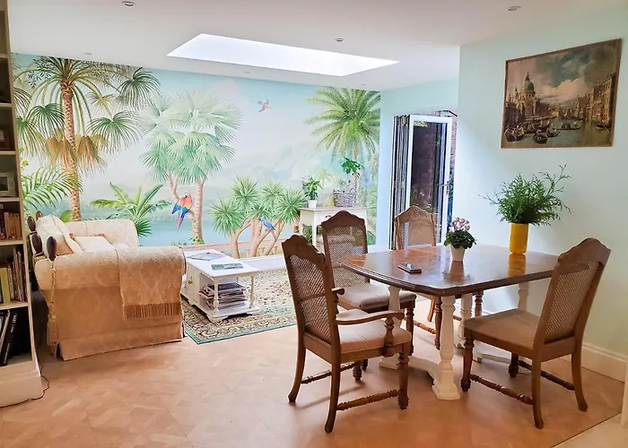 Spacious Refurbished Flat With A Garden Near Tube, Train, Thames And The City Center
