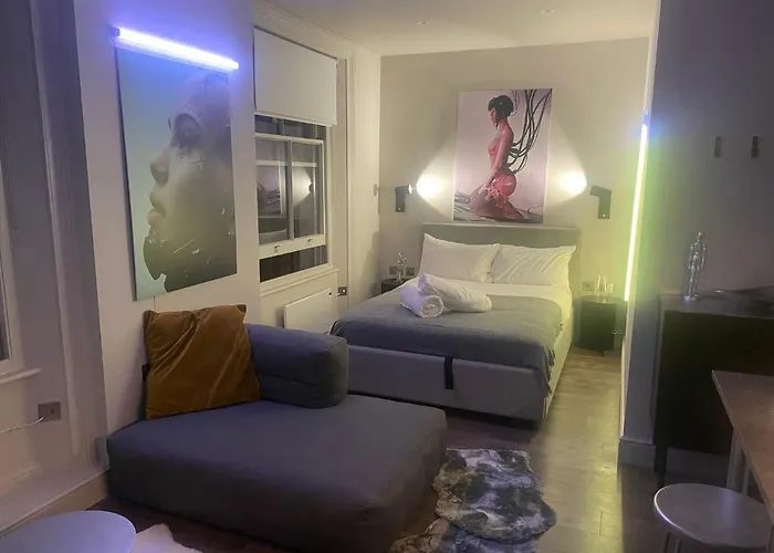 New Luxury Cyberpunk 1Bed Studio Serviced Apartment Notting Hill London Free Wifi & Netflix Central Location Perfect For Solo & Coupled Guests