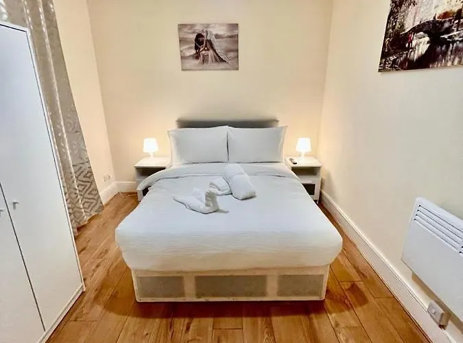 Studio Flat In Colliers Wood