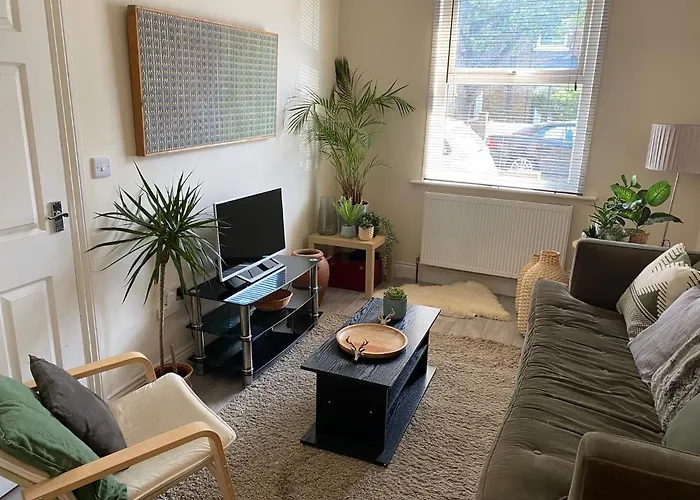 35 Mins To Central London. 3 Bedrooms. 2 Bathrooms With Garden