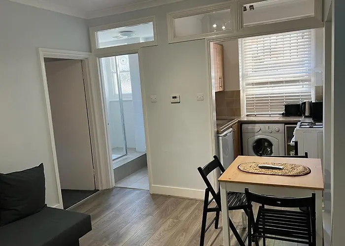 Complete One Bedroom Flat In Chiswick London, Fully Furnished