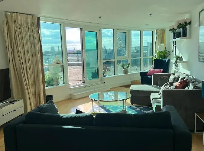 Stunning Penthouse Overlooking River Thames