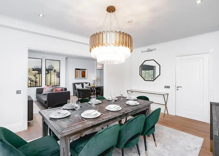 \' Luxury & Spacious Airconditioned 4 Bed 4 Bath Apartment \'