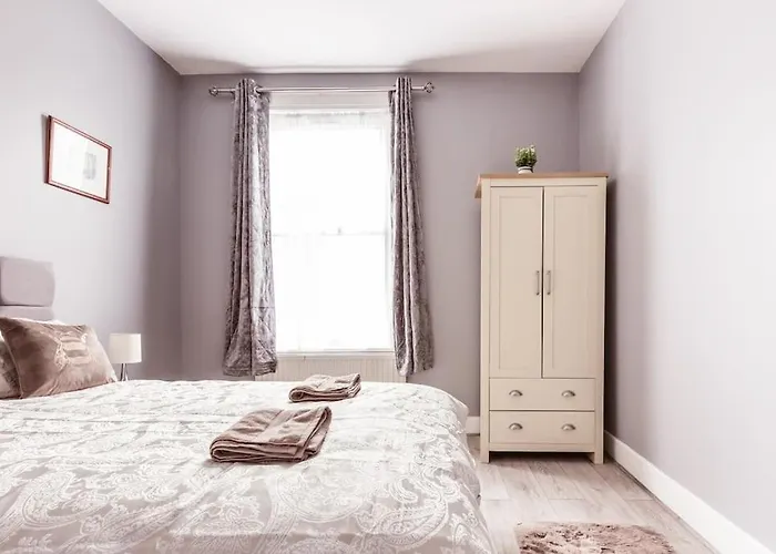 4 Bedroom House, 2 Min Walk From Station