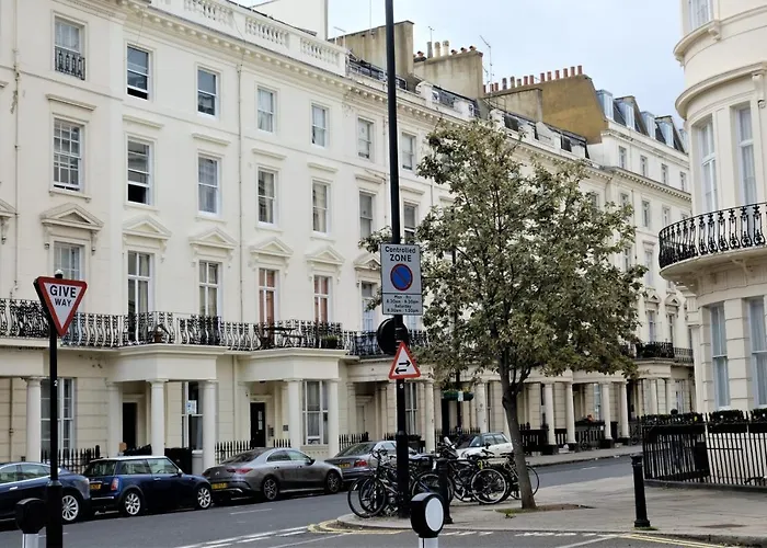 Bright apartment near Hyde Park Sleeps 4