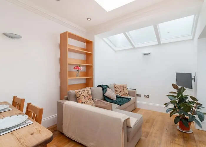 Modern 2 Bed Angel Apartment
