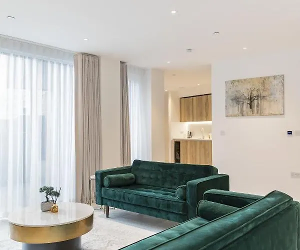 Luxury Spacious Flat With Communal Gardens And Parking
