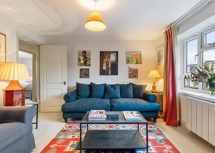 Bright & Cosy Gem ~ Battersea Park View ~ King Bed