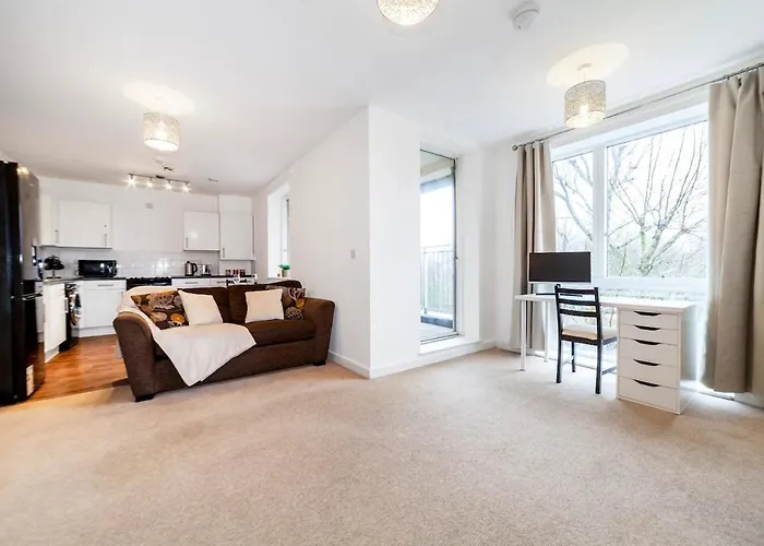 Stunning Double Bed Flat With Private Balcony & Free Parking