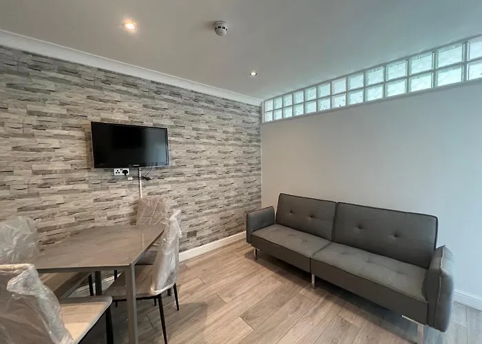 Lovely 2 Bedroom With Balcony - London