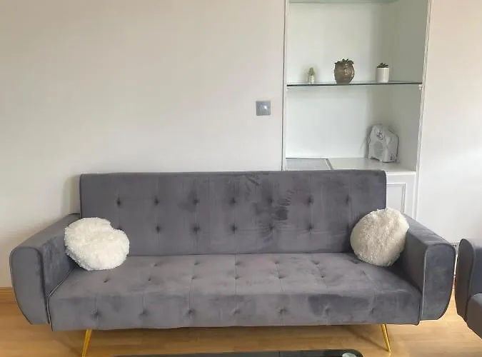 Cozy Two Bedroom Flat In The Heart Of London