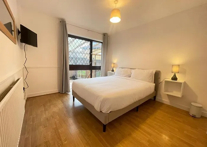 Private Spacious Room In Beckton
