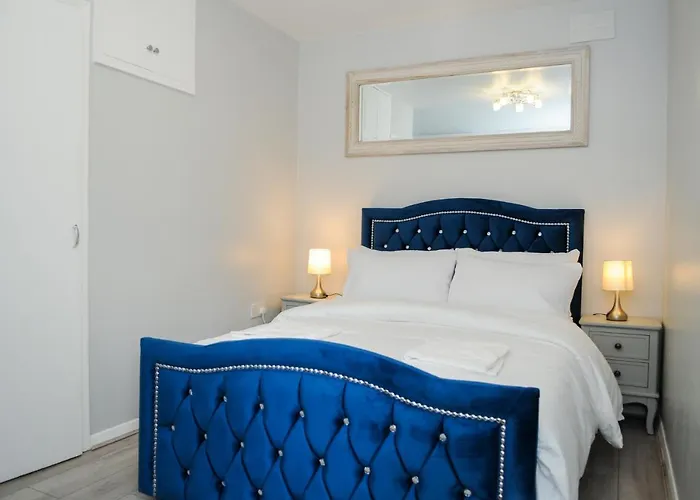 Greater London, 1 Bed London Flat, Parking, Nr Metro Stations, 15Mins To London