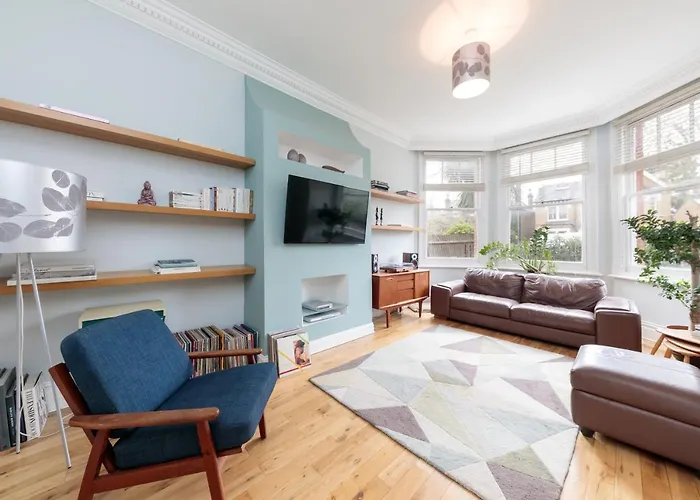 Bright & Spacious Two Double Bedroom Apartment Close To Station